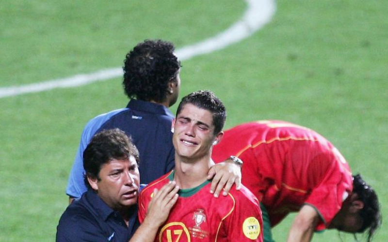 Hình ảnh Ronaldo khóc sau trận chung kết Euro 2004