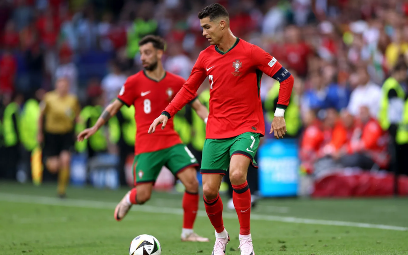 Ronaldo đưa Bồ Đào Nha tiến vào vòng 16 đội