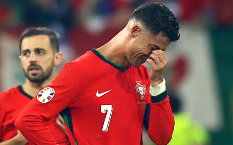 Ronaldo tiếc nuối sau khi đá hỏng phạt đền