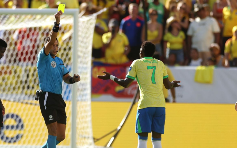 Vinicius nhận thẻ vàng ở trận cuối gặp Colombia