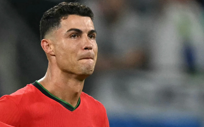 Ronaldo suýt khiến Bồ Đào Nha bị loại 